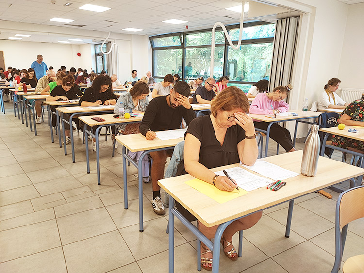 Etudiants 3ème année FLETC en cours d'examen écrit pendant la session d'été FLETC
